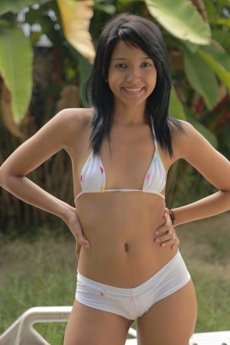 Den vilde teenager Carol Lopez smider bikinien for at vise sin perfekte runde røv udendørs