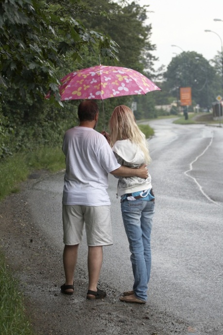 Giovane bionda accetta un brolly da un vecchio prima di scoparlo