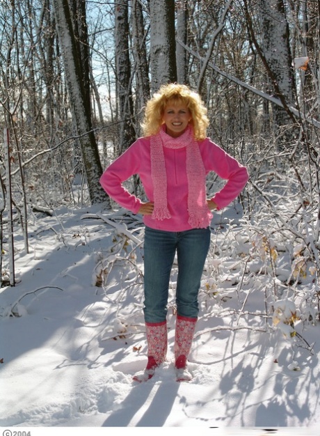 Racquel Devonshire, esposa madura, pisca as mamas na neve e fica com a boca quente