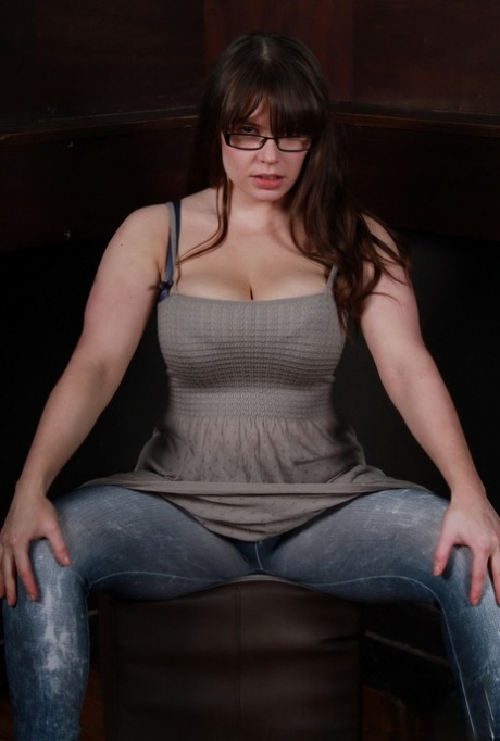 Amateur BBW Georgina Gee entblößt ihre riesigen Titten, während sie sich in einer Brille auszieht