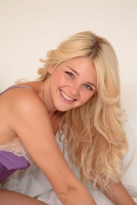 Den unge blondine Holly Van Hough viser lystigt sine små bryster og leger med sin vagina