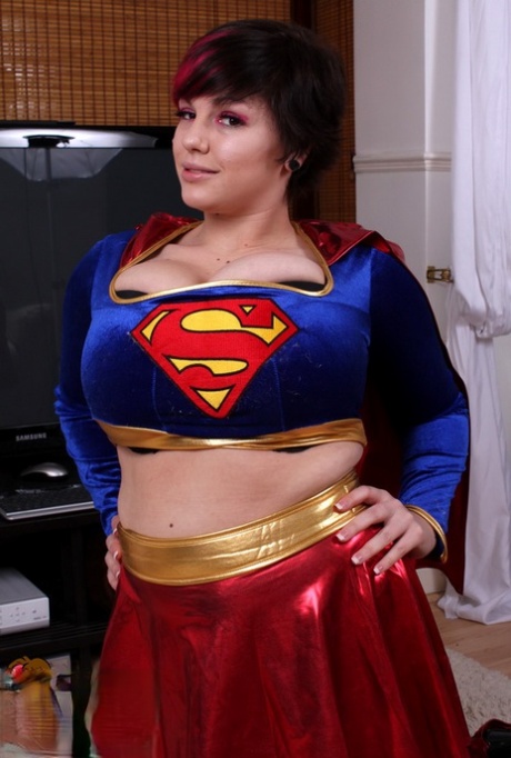 La ragazza del cosplay Dors Feline rivela le super tette dietro il costume da supereroe