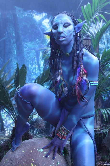 Cosplay chick Misty Stone knijpt in haar blauwe tepels in hete fantasie tease