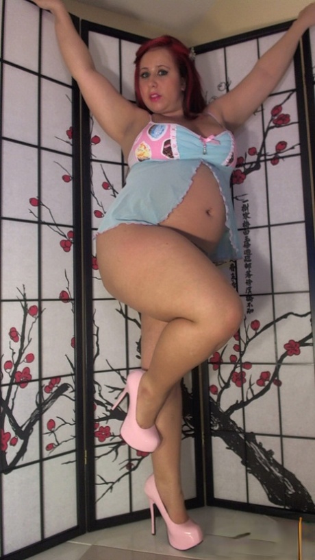 Kurvet gravid MILF Georgia Peach stripper og poserer på stolen