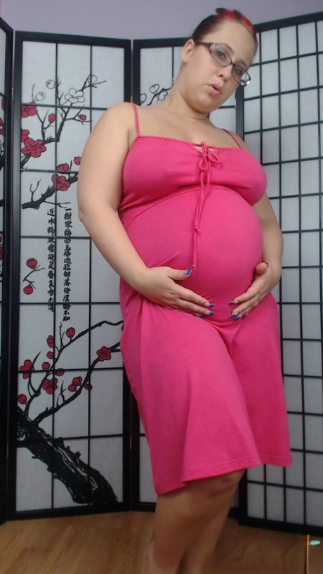Den kurvede gravide tøs Georgia Peach poserer for sine liderlige fans