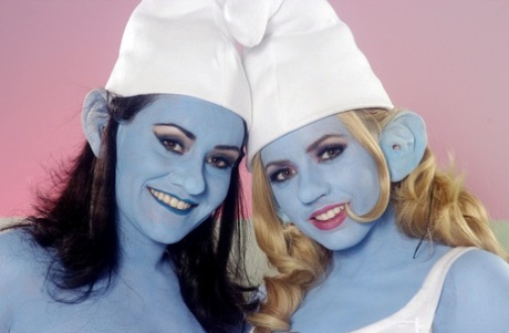 Sexy blauwe cosplay meisjes die hun kutjes strelen terwijl ze verkleed zijn als Smurfen