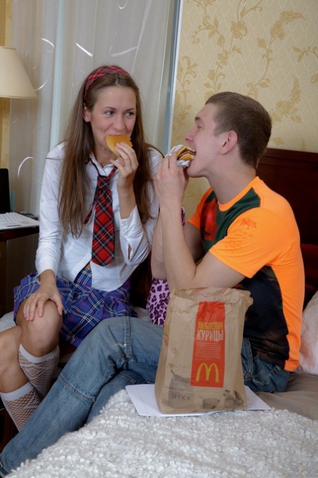 Klein tienermeisje gaat van kont naar mond na een lunch van fastfood