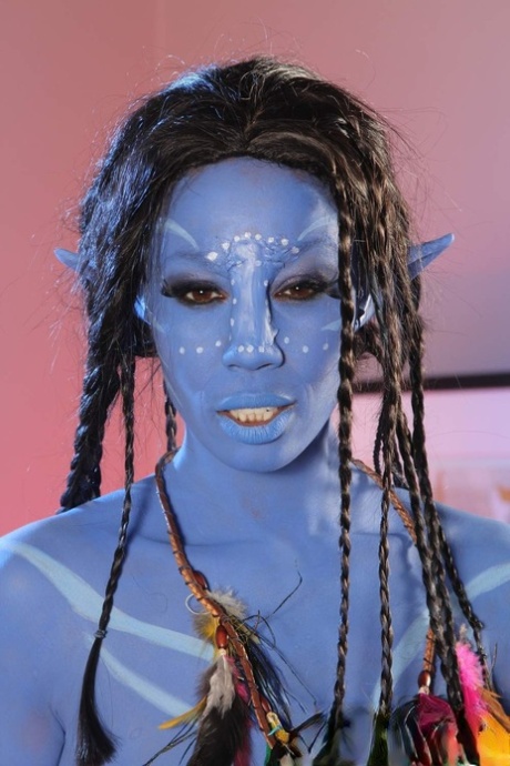 Cosplay schoonheid Misty Stone neemt lul in niets anders dan blauwe body paint