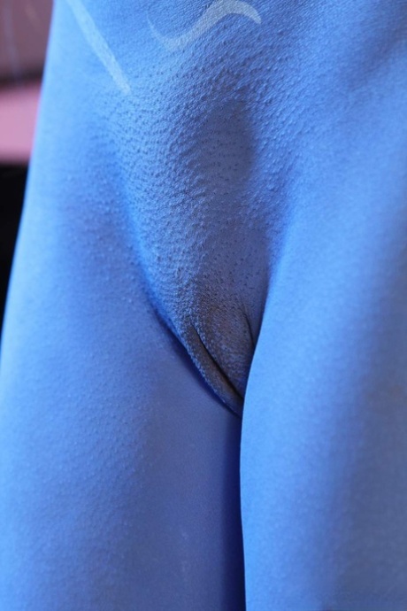 Cosplay beleza Misty Stone não leva galo em nada além de pintura corporal azul
