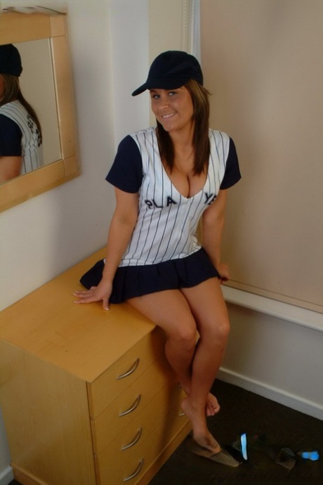 Megan la plantureuse déshabille son uniforme de baseball pour exhiber sa belle poitrine mûre.