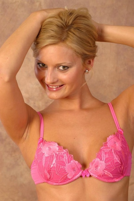 Naturliga blondinen Jana Mala tar av sig rosa behå och trosor innan hon rider på en dildo