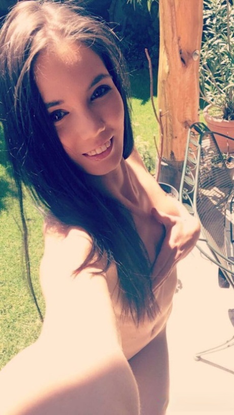 La modella amatoriale Lovenia Lux si scatta selfie vestita e in topless
