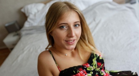 Adolescente rubia de Ucrania luce un collar de perlas después de la acción POV