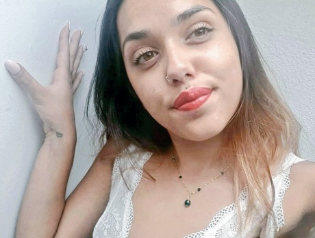 Sød, ung brunettøs Esperanza poserer topløs til selfie med hårde brystvorter