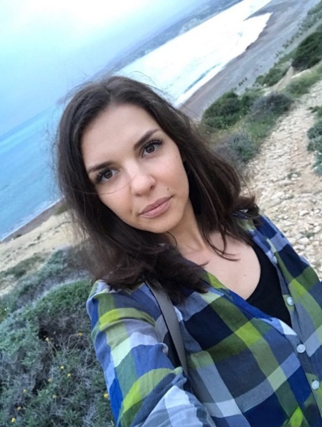 Den russiske teenager Alina Henessy tager nøgne og ikke-nøgne selfies i løbet af dagen