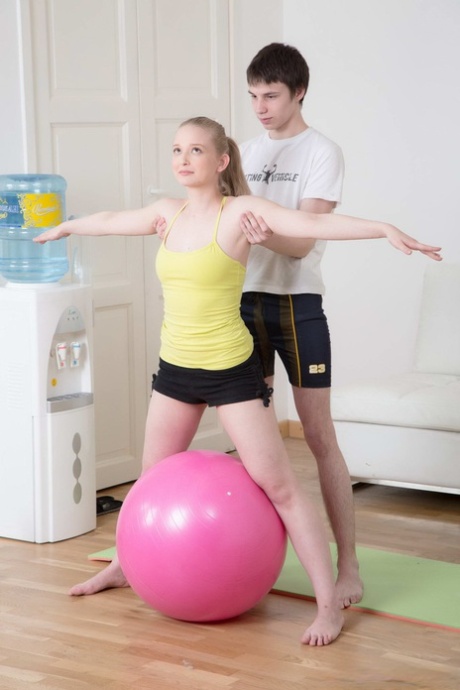 Молодую блондинку соблазняет и трахает ее инструктор по йоге