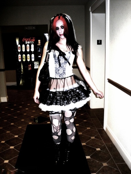 Goth meisje Dawn Avril doet haar rok omhoog om haar kont te laten zien...
