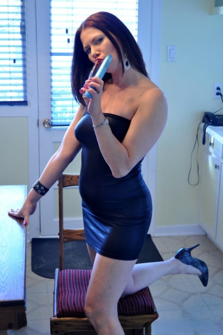 Amateur chick Mina Gorey dildos haar geile kutje op een keukenstoel