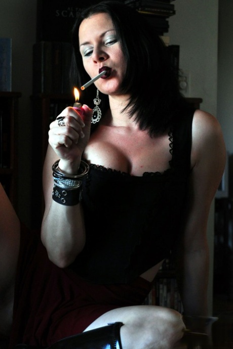 Соло-модель Мина поглаживает свою выбритую вагину, покуривая сигарету