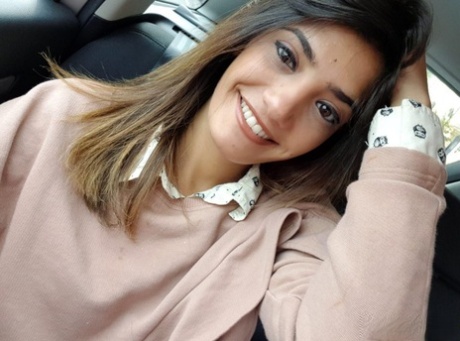 La ragazza amatoriale Peneloppe si scatta una serie di selfie in vari stati di spogliazione