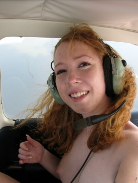 Натуральная рыжая девушка Nicki Blue полностью обнажается на борту самолета с маленьким двигателем