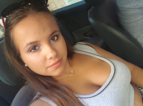 Jovem de aspecto latino Olivia esconde as suas enormes mamas enquanto toma selfies