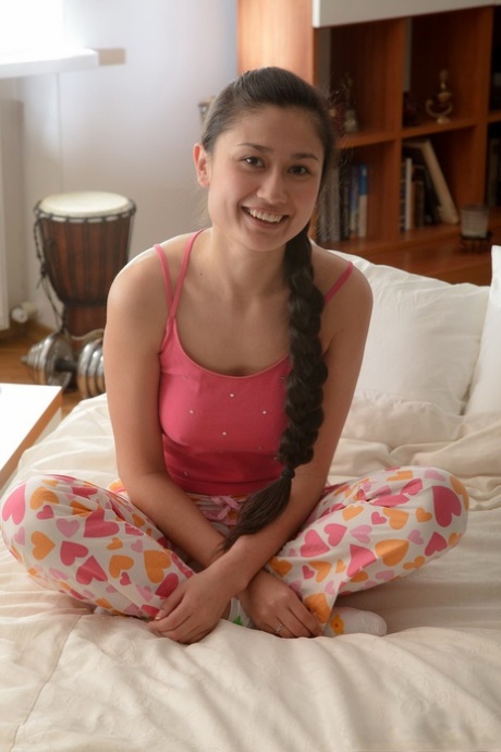 Nastolatka nosi włosy splecione w kucyk podczas bzykania w białych skarpetkach