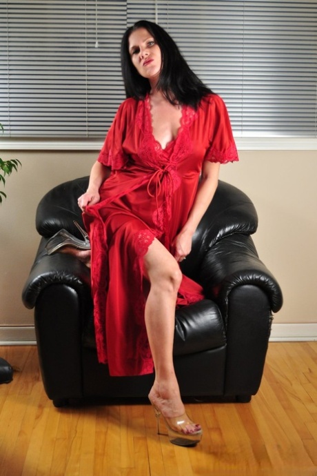 Rijpe vrouw Mina Gorey verwijdert rode nachtjapon voorafgaand aan vingerneuken op hakken