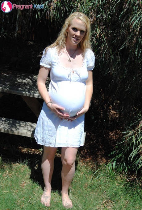La jeune fille amateur Hydii May dévoile son ventre de femme enceinte et sa chatte d
