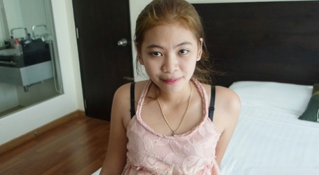 Adolescente asiática se queda con el coño creampie después de follar en POV con un Farang
