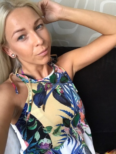 Blonde Amateurin aus Slowenien macht sicher für die Arbeit Selfies in ein paar Outfits