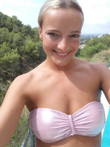 Blonde Amateurin Victoria macht eine Reihe von nackten und nicht nackten Selfies