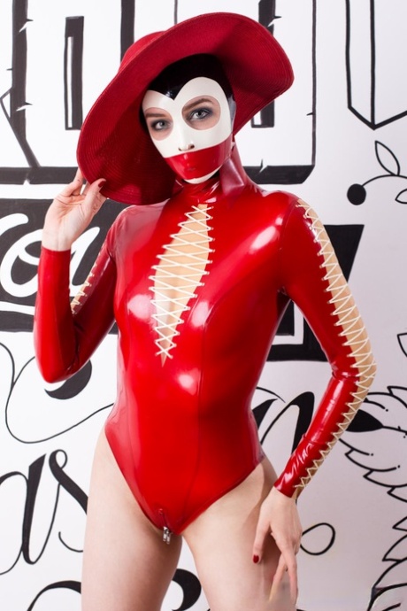 Collectie van vrouwen die de nieuwste latex mode showen.