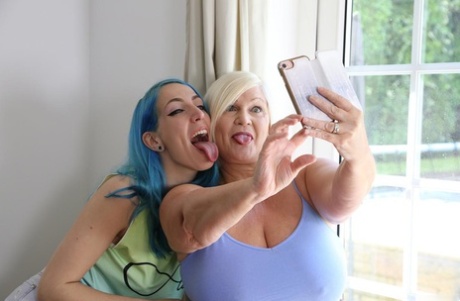 Ältere und jüngere Lesben Lacey Starr & Liz Rainbow machen ein Selfie vor dem Sex