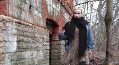 La bella bionda Masha si abbassa i collant per pisciare vicino a un edificio abbandonato