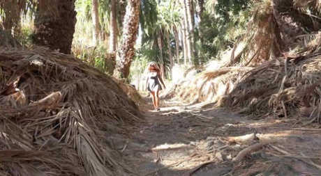 La rubia platino Chloe es pillada meando durante una excursión por el bosque