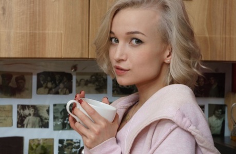 Platinblondes Teenie Monica beginnt ihren Tag mit einem Kaffee und einem Fingerfick