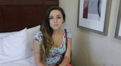 Latynoska nastolatka Zoey Foxx robi sobie spermę na brzuchu podczas kręcenia seks-taśmy