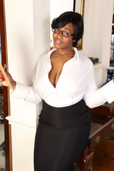 Meer dan 30 zwarte dame Sunny doet zakelijke kleding uit om naakt te modelleren in hakken en bril