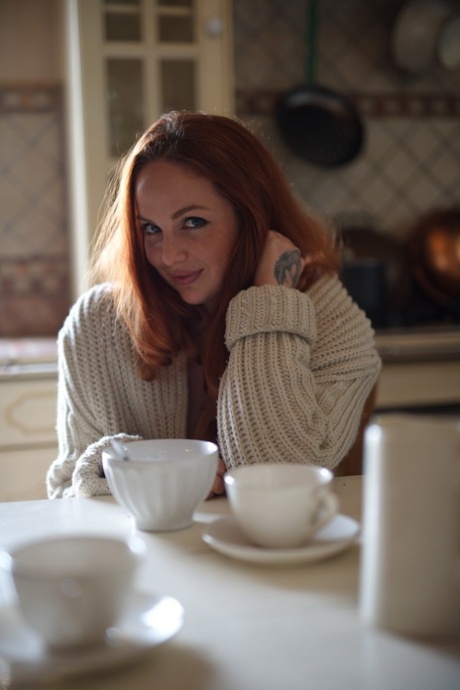 UK roodharige Kara Carter smeert crème in haar grote natuurlijke tieten in de keuken