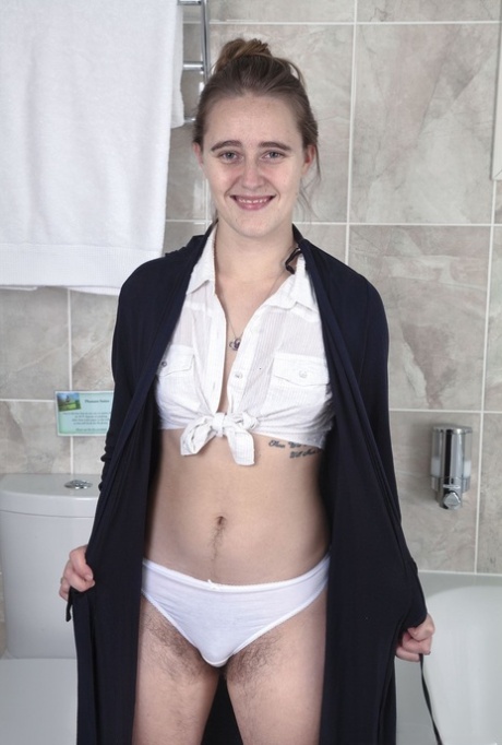 Amatörflickan Bubsy Lou visar sina lurviga underarmar och sina bröst i ett badkar