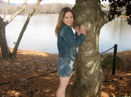 Uma jovem linda, Shelby, a Shelby, flashes dos seus mamilos duros no lago de um parque público.