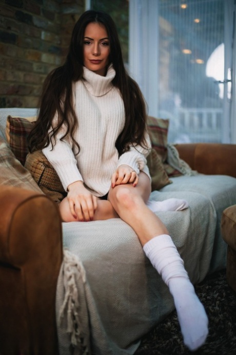 Britse amateur Laura Hollyman onthult haar grote tieten in opgeknoopte witte sokken