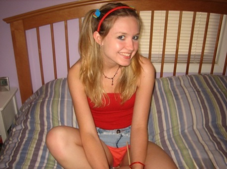 Молодая блондинка демонстрирует свои оральные навыки перед тем, как тереться вагиной на кровати