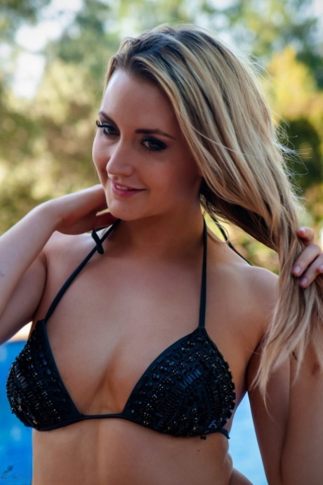 La amateur británica Cat Oconnell juega con sus bonitas tetas tras quitarse el bikini