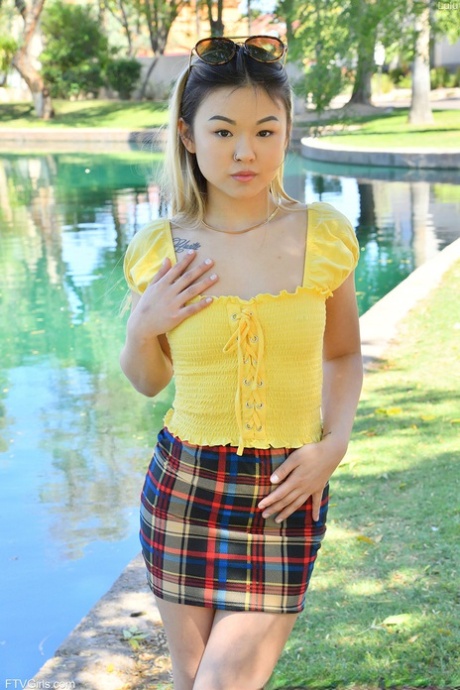 La giovane asiatica amatoriale Lulu mostra il suo culetto sodo mentre si trastulla la figa