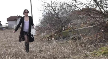 Кавказская девушка Кристина в солнцезащитных очках делает крайне необходимый писсинг над банком