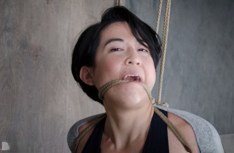 La femme asiatique Mia Torro est attachée avec des cordes et masturbée contre sa volonté.