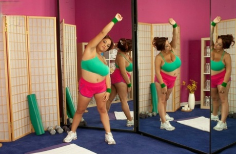 Latina plumper laat met haar enorme borsten spelen voor seks tijdens een workout