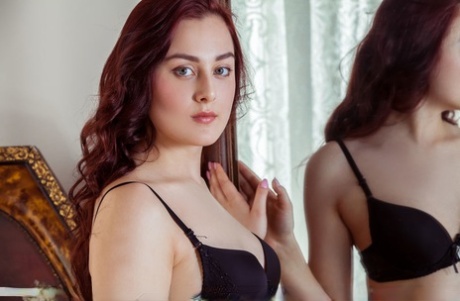 La bellezza della pelle chiara Olivia Honey libera il suo corpo di adolescente da abiti e calze